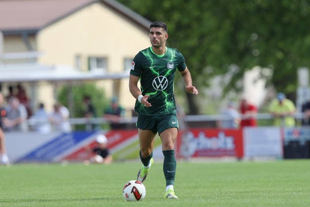 11.07.2026, xtgx, Fussball Testspiel, FSV Schöningen - VfL Wolfsburg emspor, v.l. Konstantinos Koulierakis (Wolfsburg, 4) Freisteller, Einzelbild, Ganzkoerper, single frame (DFL DFB REGULATIONS PROHIBIT ANY USE OF PHOTOGRAPHS as IMAGE SEQUENCES and or QUASI-VIDEO) Schöningen *** July 11, 2026, xtgx, soccer exhibition match, FSV Schöningen vs. VfL Wolfsburg, from left: Konstantinos Koulierakis (Wolfsburg), 4 free kicks, single frame, full body, single frame. DFL and DFB regulations prohibit any use of photographs as image sequences and or quasi-video. Schöningen