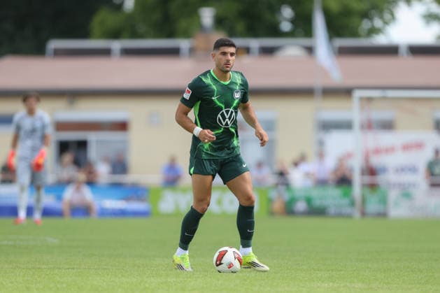 11.07.2026, xtgx, Fussball Testspiel, FSV Schöningen - VfL Wolfsburg emspor, v.l. Konstantinos Koulierakis (Wolfsburg, 4) Freisteller, Einzelbild, Ganzkoerper, single frame (DFL DFB REGULATIONS PROHIBIT ANY USE OF PHOTOGRAPHS as IMAGE SEQUENCES and or QUASI-VIDEO) Schöningen *** July 11, 2026, xtgx, soccer exhibition match, FSV Schöningen vs. VfL Wolfsburg, from left: Konstantinos Koulierakis (Wolfsburg), 4 free kicks, single frame, full body, single frame. DFL and DFB regulations prohibit any use of photographs as image sequences and or quasi-video. Schöningen
