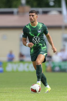 11.07.2026, xtgx, Fussball Testspiel, FSV Schöningen - VfL Wolfsburg emspor, v.l. Konstantinos Koulierakis (Wolfsburg, 4) Freisteller, Einzelbild, Ganzkoerper, single frame (DFL DFB REGULATIONS PROHIBIT ANY USE OF PHOTOGRAPHS as IMAGE SEQUENCES and or QUASI-VIDEO) Schöningen *** July 11, 2026, xtgx, soccer exhibition match, FSV Schöningen vs. VfL Wolfsburg, from left: Konstantinos Koulierakis (Wolfsburg), 4 free kicks, single frame, full body, single frame. DFL and DFB regulations prohibit any use of photographs as image sequences and or quasi-video. Schöningen