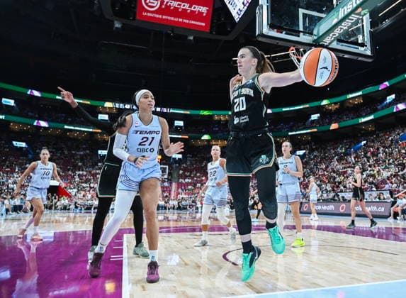 July 12, 2026, Montreal, Pq, Canada: Toronto Tempo s Isabelle Harrison (21) and New York Liberty s Sabrina Ionescu (20) react as the ball goes out of play during second half WNBA, Basketball Damen, USA basketball action in Montreal, on Sunday, July 12, 2026. Canada News - July 12, 2026  - ZUMAc35_ 20260712_zaf_c35_039 Copyright: xGrahamxHughesx