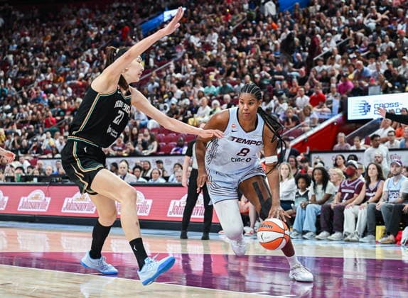 July 12, 2026, Montreal, Pq, Canada: Toronto Tempo s Nyara Sabally (8) is guarded by New York Liberty s Han Xu (21) as she drives to the net during first half WNBA, Basketball Damen, USA basketball action in Montreal, on Sunday, July 12, 2026. Canada News - July 12, 2026  - ZUMAc35_ 20260712_zaf_c35_040 Copyright: xGrahamxHughesx