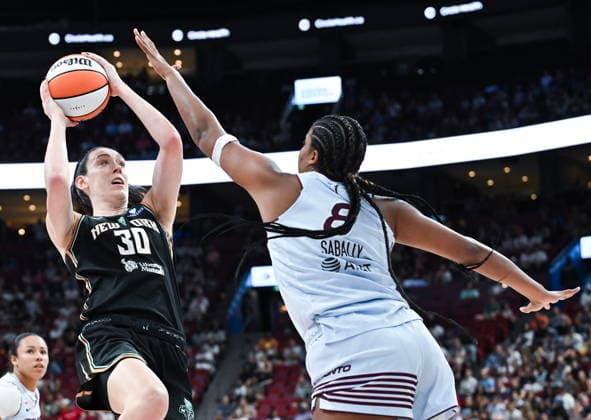 July 12, 2026, Montreal, Pq, Canada: Toronto Tempo s Nyara Sabally (8) defends against New York Liberty s Breanna Stewart (30) during second half WNBA, Basketball Damen, USA basketball action in Montreal, on Sunday, July 12, 2026. Canada News - July 12, 2026  - ZUMAc35_ 20260712_zaf_c35_049 Copyright: xGrahamxHughesx
