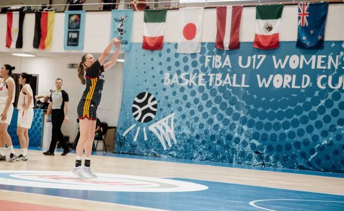 RECORD DATE NOT STATED Eine deutsche Spielerin führt einen Sprungwurf aus, der Ball ist bereits in der Luft über ihren ausgestreckten Armen. Im Hintergrund sind Spielerinnen Chinas sowie das FIBA U17, U 17 Women s Basketball World Cup-Banner in der Starez Arena Vodova in Brno zu sehen. Deutschland beim Wurfversuch gegen China – FIBA U17 Women s Basketball World Cup *** A German player takes a jump shot; the ball is already in the air above her outstretched arms. In the background, Chinese players and the FIBA U17 Women’s Basketball World Cup banner can be seen at Starez Arena Vodova in Brno. Germany attempts a shot against China – FIBA U17 Women’s Basketball World Cup Copyright: xJoelxKruehlerx
