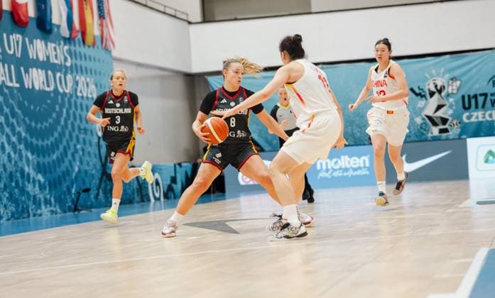 RECORD DATE NOT STATED Darina Zraychenko ( 8; Deutschland) behauptet den Ball gegen eine Gegenspielerin Chinas, während Leonie Pfanzelt ( 3; Deutschland) und Hanyun Sun ( 12; China) die Szene begleiten. Die Partie findet in der Starez Arena Vodova in Brno im Rahmen der U17, U 17 Women s Basketball World Cup 2026 statt. Darina Zraychenko ( 8; Deutschland) im Zweikampf gegen China *** Darina Zraychenko (No. 8, Germany) holds off a Chinese opponent for the ball, while Leonie Pfanzelt (3, Germany) and Hanyun Sun (12, China) watch the action. The game is taking place at the Starez Arena Vodova in Brno as part of the 2026 U17 Women’s Basketball World Cup. Darina Zraychenko (8, Germany) battles for the ball against China Copyright: xJoelxKruehlerx