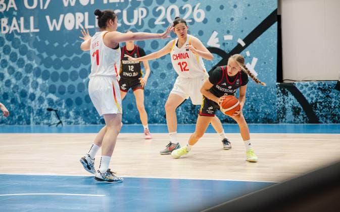 RECORD DATE NOT STATED Am 11.07.2026 trafen die U17, U 17 Damen von Deutschland in der Weltmeisterschaft im Basketball in der Starez Arena Vodova in Brno auf Spanien. Die Foto-Galerie zeigt die besten Szenen dieses Spiels. Ein wichtiges Duell für die deutsche U17 Auswahl. Hanyun Sun ( 12; China) stellt deutsche Spielerin im Dribbling *** On July 11, 2026, Germany’s U17 women’s team faced Spain at the Basketball World Cup at the Starez Arena Vodova in Brno. The photo gallery shows the best moments from this game. It was a crucial matchup for the German U17 team. Hanyun Sun (No. 12, China) takes on a German player while she’s dribbling Copyright: xJoelxKruehlerx