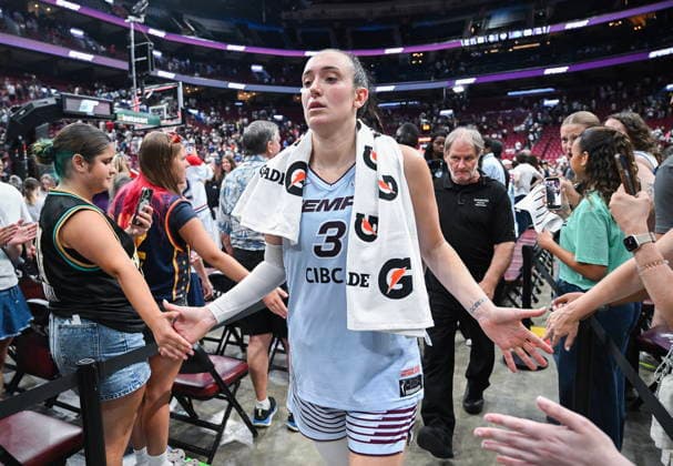 July 12, 2026, Montreal, Pq, Canada: Toronto Tempo s Marina Mabrey (3) greets fans following the Tempo s win over the New York Liberty in a WNBA, Basketball Damen, USA basketball game in Montreal, on Sunday, July 12, 2026. BKW-WNBA-Liberty-Tempo 20260712  - ZUMAc35_ 20260712_zaf_c35_058 Copyright: xGrahamxHughesx