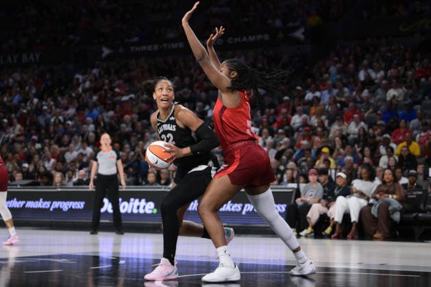 July 12, 2026, Las Vegas, Nevada, USA: AJA WILLIAMS 22 (L) driving the ball during WNBA, Basketball Damen, USA Regular Season at the Michelob Ultra Arena in Las Vegas. WNBA 2026: Fever 59-48 Over Las Vegas Aces End Of 1st Half  - ZUMAo117 20260712_zsp_o117_036 Copyright: xMikaelxOnax
