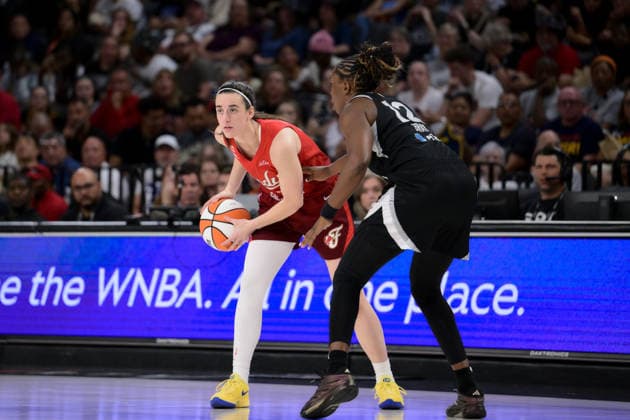 July 12, 2026, Las Vegas, Nevada, USA: CAITLIN CLARK 22 holding the ball (L) during WNBA, Basketball Damen, USA Regular Season at the Michelob Ultra Arena in Las Vegas. WNBA 2026: Indiana Fever Played The Las Vegas Aces In WNBA Action Winning 109-75  - ZUMAo117 20260712_zsp_o117_050 Copyright: xMikaelxOnax