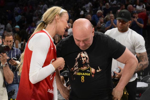 July 12, 2026, Las Vegas, Nevada, USA: SOPHIE CUNNINGHAM 8 (L) approach DANA WHITE (R) after the game during WNBA, Basketball Damen, USA Regular Season at the Michelob Ultra Arena in Las Vegas. Las Vegas USA - ZUMAo117 20260712_zsp_o117_046 Copyright: xMikaelxOnax