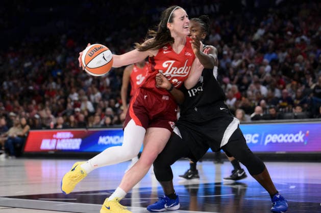 July 12, 2026, Las Vegas, Nevada, USA: CAITLIN CLARK 22 (L) getting contact while driving the ball during WNBA, Basketball Damen, USA Regular Season at the Michelob Ultra Arena in Las Vegas. Las Vegas USA - ZUMAo117 20260712_zsp_o117_049 Copyright: xMikaelxOnax