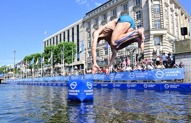 12.07.2026, GER, Triathlon, Hamburg Wasser World Triathlon, Elite Mixed Relay,Hamburg Feature Triathlet beim Sprung in die Innenalster am Hamburger Rathaus *** July 12, 2026, GER, Triathlon, Hamburg Wasser World Triathlon, Elite Mixed Relay, Hamburg: A triathlete jumps into the Inner Alster near Hamburg City Hall nordphotoxGmbH xWitke nph00002