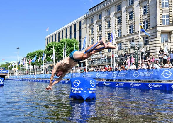 12.07.2026, GER, Triathlon, Hamburg Wasser World Triathlon, Elite Mixed Relay,Hamburg Feature Triathlet beim Sprung in die Innenalster am Hamburger Rathaus *** July 12, 2026, GER, Triathlon, Hamburg Wasser World Triathlon, Elite Mixed Relay, Hamburg: A triathlete jumps into the Inner Alster near Hamburg City Hall nordphotoxGmbH xWitke nph00002