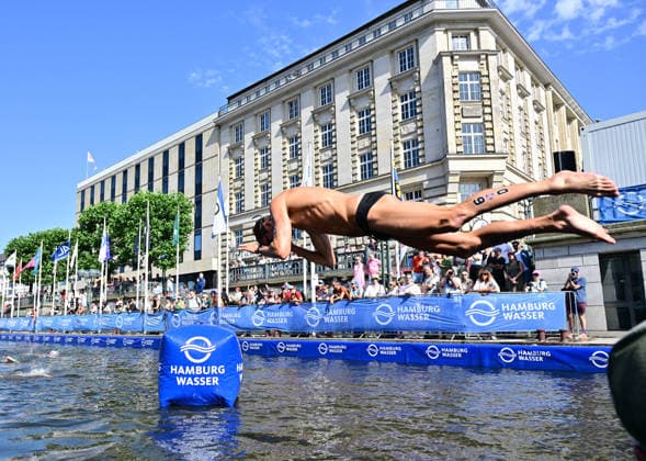12.07.2026, GER, Triathlon, Hamburg Wasser World Triathlon, Elite Mixed Relay,Hamburg Ricardo Batista (POR) beim Sprung in die Innenalster am Hamburger Rathaus *** July 12, 2026, GER, Triathlon, Hamburg Wasser World Triathlon, Elite Mixed Relay, Hamburg: Ricardo Batista (POR) diving into the Inner Alster near Hamburg City Hall nordphotoxGmbH xWitke nph00002