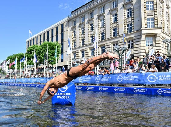 12.07.2026, GER, Triathlon, Hamburg Wasser World Triathlon, Elite Mixed Relay,Hamburg Ricardo Batista (POR) beim Sprung in die Innenalster am Hamburger Rathaus *** July 12, 2026, GER, Triathlon, Hamburg Wasser World Triathlon, Elite Mixed Relay, Hamburg: Ricardo Batista (POR) diving into the Inner Alster near Hamburg City Hall nordphotoxGmbH xWitke nph00002