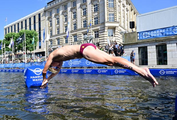 12.07.2026, GER, Triathlon, Hamburg Wasser World Triathlon, Elite Mixed Relay,Hamburg Feature Triathlet beim Sprung in die Innenalster am Hamburger Rathaus *** July 12, 2026, GER, Triathlon, Hamburg Wasser World Triathlon, Elite Mixed Relay, Hamburg: A triathlete jumps into the Inner Alster near Hamburg City Hall nordphotoxGmbH xWitke nph00002