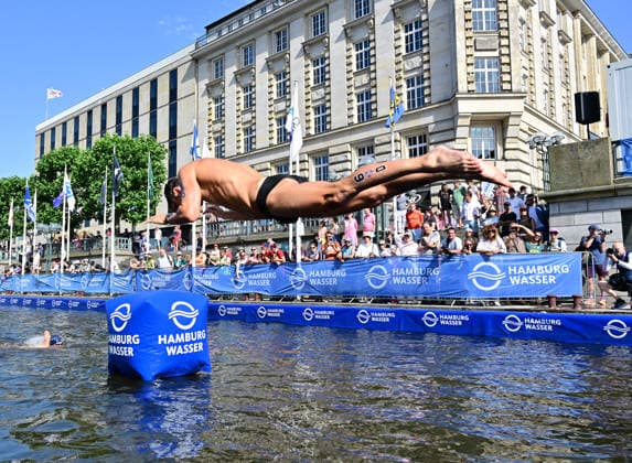 12.07.2026, GER, Triathlon, Hamburg Wasser World Triathlon, Elite Mixed Relay,Hamburg Ricardo Batista (POR) beim Sprung in die Innenalster am Hamburger Rathaus *** July 12, 2026, GER, Triathlon, Hamburg Wasser World Triathlon, Elite Mixed Relay, Hamburg: Ricardo Batista (POR) jumping into the Inner Alster near Hamburg City Hall nordphotoxGmbH xWitke nph00002