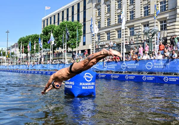 12.07.2026, GER, Triathlon, Hamburg Wasser World Triathlon, Elite Mixed Relay,Hamburg Ricardo Batista (POR) beim Sprung in die Innenalster am Hamburger Rathaus *** July 12, 2026, GER, Triathlon, Hamburg Wasser World Triathlon, Elite Mixed Relay, Hamburg: Ricardo Batista (POR) jumping into the Inner Alster near Hamburg City Hall nordphotoxGmbH xWitke nph00002