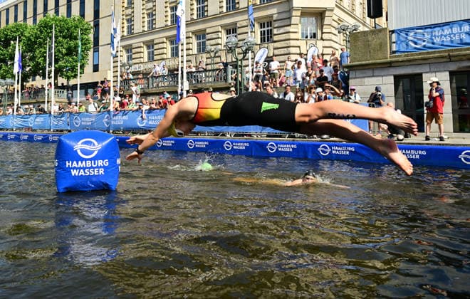 12.07.2026, GER, Triathlon, Hamburg Wasser World Triathlon, Elite Mixed Relay,Hamburg Franka Rust (GER) beim Sprung in die Innenalster am Hamburger Rathaus *** July 12, 2026, GER, Triathlon, Hamburg Wasser World Triathlon, Elite Mixed Relay, Hamburg: Franka Rust (GER) diving into the Inner Alster near Hamburg City Hall nordphotoxGmbH xWitke nph00002