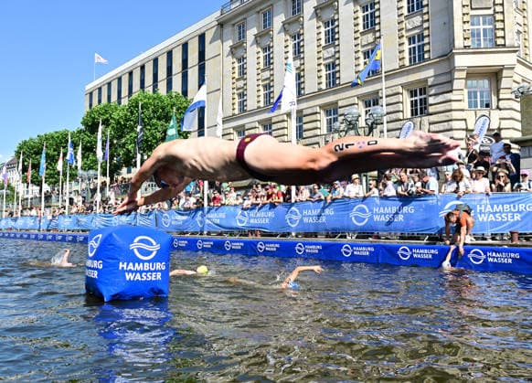 12.07.2026, GER, Triathlon, Hamburg Wasser World Triathlon, Elite Mixed Relay,Hamburg Feature Triathlet beim Sprung in die Innenalster am Hamburger Rathaus *** July 12, 2026, GER, Triathlon, Hamburg Wasser World Triathlon, Elite Mixed Relay, Hamburg: A triathlete jumps into the Inner Alster near Hamburg City Hall nordphotoxGmbH xWitke nph00002