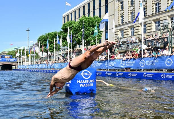 12.07.2026, GER, Triathlon, Hamburg Wasser World Triathlon, Elite Mixed Relay,Hamburg Feature Triathlet beim Sprung in die Innenalster am Hamburger Rathaus *** July 12, 2026, GER, Triathlon, Hamburg Wasser World Triathlon, Elite Mixed Relay, Hamburg: A triathlete jumps into the Inner Alster near Hamburg City Hall nordphotoxGmbH xWitke nph00002