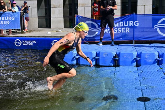 12.07.2026, GER, Triathlon, Hamburg Wasser World Triathlon, Elite Mixed Relay,Hamburg Team Deutschland Franka Rust (GER) beim Ausstieg am Hamburger Rathaus *** July 12, 2026, GER, Triathlon, Hamburg Wasser World Triathlon, Elite Mixed Relay, Hamburg Team Germany: Franka Rust (GER) at the transition zone near Hamburg City Hall nordphotoxGmbH xWitke nph00002