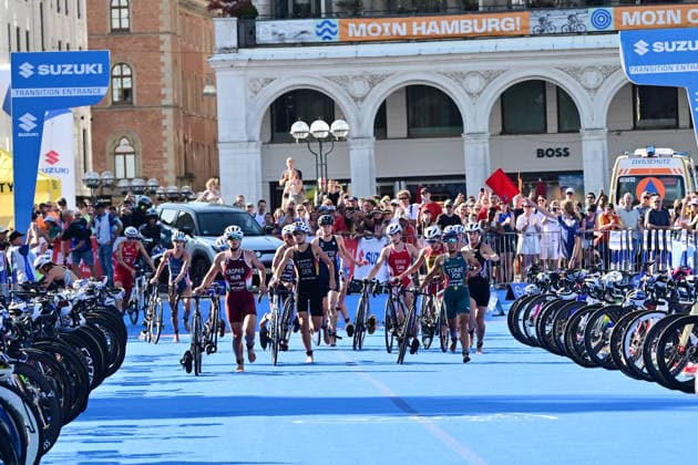 12.07.2026, GER, Triathlon, Hamburg Wasser World Triathlon, Elite Mixed Relay,Hamburg Team Deutschland Lisa Tertsch (GER) beim Wechsel vom Fahrrad zum Laufen auf dem Rathausmarkt *** July 12, 2026, GER, Triathlon, Hamburg Wasser World Triathlon, Elite Mixed Relay, Hamburg Team Germany s Lisa Tertsch (GER) during the transition from bike to run on Rathausmarkt nordphotoxGmbH xWitke nph00002