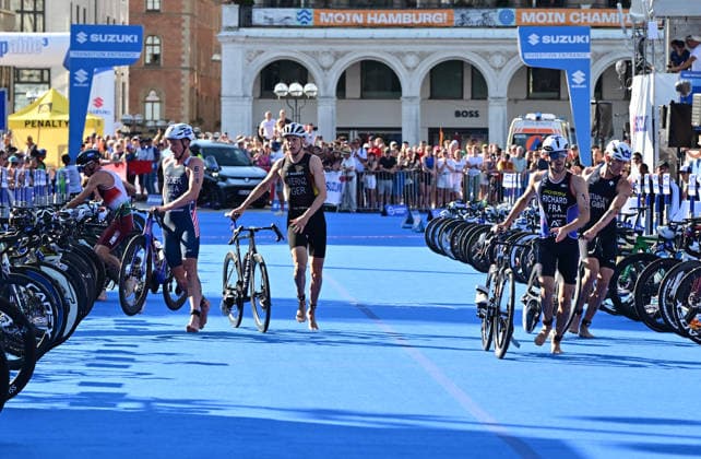12.07.2026, GER, Triathlon, Hamburg Wasser World Triathlon, Elite Mixed Relay,Hamburg Team Deutschland Valentin Wernz (GER) beim Wechsel vom Fahrrad zum Laufen auf dem Rathausmarkt *** July 12, 2026, GER, Triathlon, Hamburg Wasser World Triathlon, Elite Mixed Relay, Hamburg Team Germany: Valentin Wernz (GER) during the transition from bike to run on Rathausmarkt nordphotoxGmbH xWitke nph00002