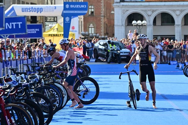 12.07.2026, GER, Triathlon, Hamburg Wasser World Triathlon, Elite Mixed Relay,Hamburg Team Deutschland Valentin Wernz (GER) beim Wechsel vom Fahrrad zum Laufen auf dem Rathausmarkt *** July 12, 2026, GER, Triathlon, Hamburg Wasser World Triathlon, Elite Mixed Relay, Hamburg Team Germany: Valentin Wernz (GER) during the transition from bike to run on Rathausmarkt nordphotoxGmbH xWitke nph00002