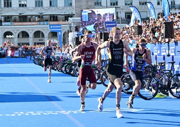 12.07.2026, GER, Triathlon, Hamburg Wasser World Triathlon, Elite Mixed Relay,Hamburg Team Deutschland Valentin Wernz (GER) beim Wechsel vom Fahrrad zum Laufen auf dem Rathausmarkt *** July 12, 2026, GER, Triathlon, Hamburg Wasser World Triathlon, Elite Mixed Relay, Hamburg Team Germany: Valentin Wernz (GER) during the transition from bike to run on Rathausmarkt nordphotoxGmbH xWitke nph00002