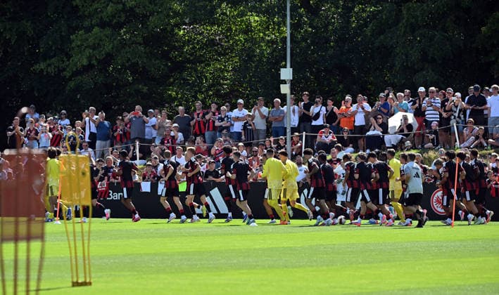 13.07.2026, xjhx, Fussball 1.Bundesliga, Eintracht Frankfurt Trainingsauftakt - Saison 2026 27 v.l. Team wird von den Fans begruesst (DFL DFB REGULATIONS PROHIBIT ANY USE OF PHOTOGRAPHS as IMAGE SEQUENCES and or QUASI-VIDEO) Frankfurt am Main *** July 13, 2026, xjhx, Soccer, Bundesliga 1, Eintracht Frankfurt Kicks Off Training for the 2026–27 Season: Team Greeted by Fans. DFL and DFB regulations prohibit any use of photographs as image sequences and or quasi-video. Frankfurt am Main