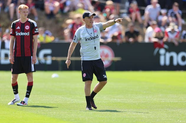 13.07.2026, Fussball Training, Eintracht Frankfurt, v.l., Co-Trainer Klaus Schmidt (Eintracht Frankfurt) gibt Anweisungen, gestikuliert, mit den Armen gestikulieren, gives instructions, gesticulate DFL DFB REGULATIONS PROHIBIT ANY USE OF PHOTOGRAPHS AS IMAGE SEQUENCES AND OR QUASI-VIDEO. xdcx *** July 13, 2026, Soccer Practice, Eintracht Frankfurt, from left, Assistant Coach Klaus Schmidt of Eintracht Frankfurt gives instructions, gesticulates, gestures with his arms, gives instructions, gesticulates DFL DFB REGULATIONS PROHIBIT ANY USE OF PHOTOGRAPHS AS IMAGE SEQUENCES AND OR QUASI-VIDEO xdcx Copyright: HMBxMedia Claus