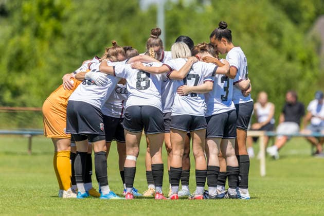 Ingolstadt, Deutschland 12. Juli 2026: Testspiel - Frauen - 2026 2027 - FC Ingolstadt 04 gegen TSG Hoffenheim II Im Bild: Die Spielerinnen vom FCI bilden einen Mannschaftskreis zum Schulterschluss. Sportanlage Hundszell Bayern *** Ingolstadt, Germany, July 12, 2026 Women s Friendly Match 2026–2027: FC Ingolstadt 04 vs. TSG Hoffenheim II. Pictured: The FCI players form a team circle to show solidarity. Hundszell Sports Complex, Bavaria Copyright: xFotostandx xSchäferx