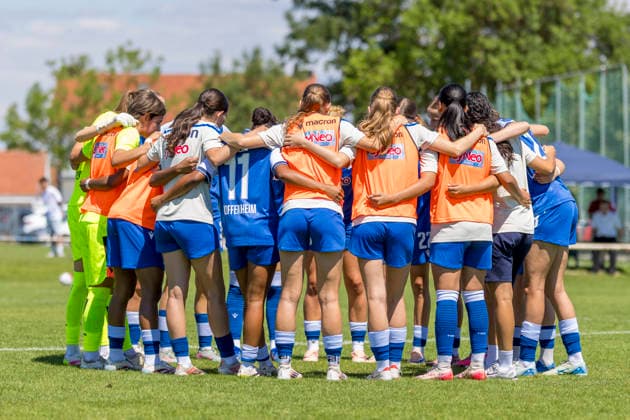 Ingolstadt, Deutschland 12. Juli 2026: Testspiel - Frauen - 2026 2027 - FC Ingolstadt 04 gegen TSG Hoffenheim II Im Bild: Die Spielerinnen von der TSG II bilden einen Mannschaftskreis zum Schulterschluss. Sportanlage Hundszell Bayern *** Ingolstadt, Germany, July 12, 2026 Women s Friendly Match 2026–2027: FC Ingolstadt 04 vs. TSG Hoffenheim II. Pictured: The TSG II players form a team circle to show solidarity. Hundszell Sports Complex, Bavaria Copyright: xFotostandx xSchäferx