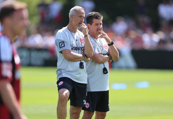 13.07.2026, Fussball Training, Eintracht Frankfurt, v.l., Trainer Adi Hütter (Eintracht Frankfurt), Co-Trainer Christian Peintinger (Eintracht Frankfurt) DFL DFB REGULATIONS PROHIBIT ANY USE OF PHOTOGRAPHS AS IMAGE SEQUENCES AND OR QUASI-VIDEO. xdcx *** July 13, 2026, Soccer practice, Eintracht Frankfurt, from left: Head Coach Adi Hütter (Eintracht Frankfurt), Assistant Coach Christian Peintinger (Eintracht Frankfurt). DFL and DFB regulations prohibit any use of photographs as image sequences and or quasi-video. xdcx Copyright: HMBxMedia Claus