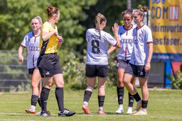 Ingolstadt, Deutschland 12. Juli 2026: Testspiel - Frauen - 2026 2027 - FC Ingolstadt 04 gegen TSG Hoffenheim II Im Bild: in der Traube Torschützin Samantha Stiglmair (FCI) jubelt nach ihrem Tor zum 1:0 mit ihren Teamkolleginnen Sportanlage Hundszell Bayern *** Ingolstadt, Germany, July 12, 2026 Women’s Friendly Match 2026–2027 FC Ingolstadt 04 vs. TSG Hoffenheim II Pictured in the crowd: FCI goal scorer Samantha Stiglmair celebrates with her teammates after scoring the 1–0 goal at the Hundszell, Bavaria Copyright: xFotostandx xSchäferx