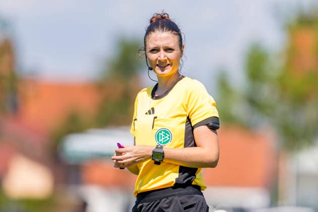 Ingolstadt, Deutschland 12. Juli 2026: Testspiel - Frauen - 2026 2027 - FC Ingolstadt 04 gegen TSG Hoffenheim II Im Bild: Schiedsrichterin Katrin Filser lächelnd auf dem Spielfeld. Sportanlage Hundszell Bayern *** Ingolstadt, Germany, July 12, 2026 Women s Friendly Match 2026–2027: FC Ingolstadt 04 vs. TSG Hoffenheim II. Pictured: Referee Katrin Filser smiling on the field at the Hundszell Sports Complex in Bavaria. Copyright: xFotostandx xSchäferx