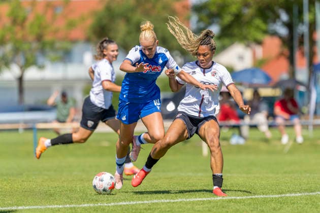 Ingolstadt, Deutschland 12. Juli 2026: Testspiel - Frauen - 2026 2027 - FC Ingolstadt 04 gegen TSG Hoffenheim II Im Bild: v. li. im Zweikampf Jule Krips (TSG) und Melissa Kuya Strobel (FCI) Sportanlage Hundszell Bayern *** Ingolstadt, Germany, July 12, 2026 Women s Friendly Match 2026–2027: FC Ingolstadt 04 vs. TSG Hoffenheim II. Pictured, from left, in a tackle: Jule Krips (TSG) and Melissa Kuya Strobel (FCI). Hundszell Sports Complex, Bavaria Copyright: xFotostandx xSchäferx