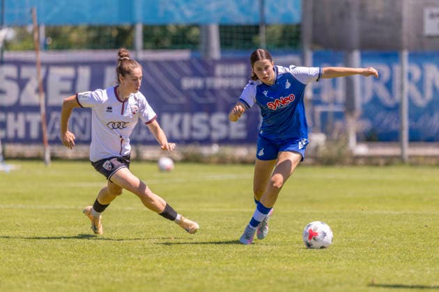 Ingolstadt, Deutschland 12. Juli 2026: Testspiel - Frauen - 2026 2027 - FC Ingolstadt 04 gegen TSG Hoffenheim II Im Bild: v. li. im Zweikampf Emma Kusch (FCI) und Marlen Helmstetter (TSG) Sportanlage Hundszell Bayern *** Ingolstadt, Germany, July 12, 2026 Women s Friendly Match 2026–2027: FC Ingolstadt 04 vs. TSG Hoffenheim II. Pictured, from left, in a tackle: Emma Kusch (FCI) and Marlen Helmstetter (TSG). Hundszell Sports Complex, Bavaria Copyright: xFotostandx xSchäferx