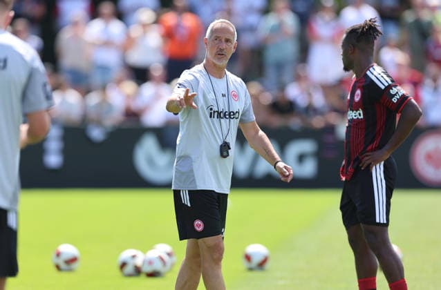 13.07.2026, Fussball Training, Eintracht Frankfurt, v.l., Trainer Adi Hütter (Eintracht Frankfurt) gibt Anweisungen, gestikuliert, mit den Armen gestikulieren, gives instructions, gesticulate DFL DFB REGULATIONS PROHIBIT ANY USE OF PHOTOGRAPHS AS IMAGE SEQUENCES AND OR QUASI-VIDEO. xdcx *** July 13, 2026, Soccer Practice, Eintracht Frankfurt, from left, Coach Adi Hütter of Eintracht Frankfurt gives instructions, gesticulates, waves his arms, gives instructions, gesticulates. DFL and DFB regulations prohibit any use of photographs as image sequences and or quasi-video. xdcx Copyright: HMBxMedia Claus