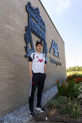 Football - Liverpool s new head coach Andoni Iraola KIRKBY, ENGLAND - Thursday, May 14, 2026: Liverpool s head coach Andoni Iraola poses for an official photocall ahead of his first press conference, PK, Pressekonferenz at the AXA Training Centre. (Photo by David Rawcliffe Propaganda) KIRKBY AXA Training Centre MERSEYSIDE ENGLAND  Copyright: xDavidxRawcliffex P2026-07-13-Liverpool_Andoni_Iraola-6
