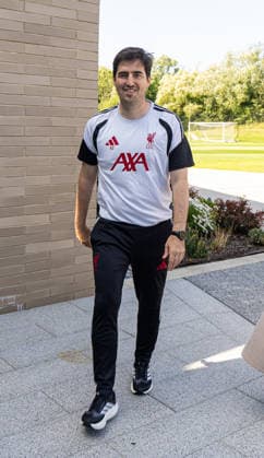 Football - Liverpool s new head coach Andoni Iraola KIRKBY, ENGLAND - Thursday, May 14, 2026: Liverpool s head coach Andoni Iraola poses for an official photocall ahead of his first press conference, PK, Pressekonferenz at the AXA Training Centre. (Photo by David Rawcliffe Propaganda) KIRKBY AXA Training Centre MERSEYSIDE ENGLAND  Copyright: xDavidxRawcliffex P2026-07-13-Liverpool_Andoni_Iraola-15