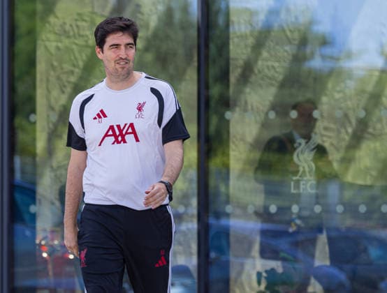 Football - Liverpool s new head coach Andoni Iraola KIRKBY, ENGLAND - Thursday, May 14, 2026: Liverpool s head coach Andoni Iraola poses for an official photocall ahead of his first press conference, PK, Pressekonferenz at the AXA Training Centre. (Photo by David Rawcliffe Propaganda) KIRKBY AXA Training Centre MERSEYSIDE ENGLAND  Copyright: xDavidxRawcliffex P2026-07-13-Liverpool_Andoni_Iraola-3