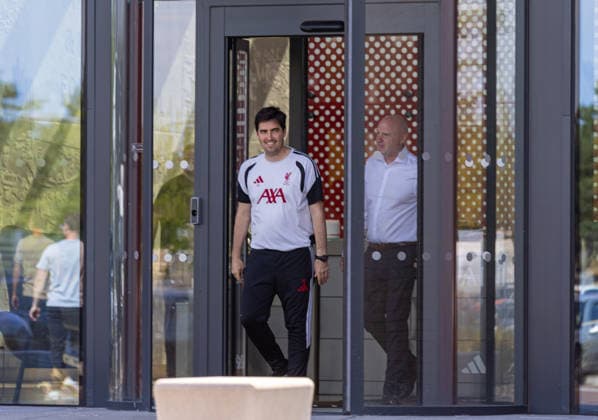 Football - Liverpool s new head coach Andoni Iraola KIRKBY, ENGLAND - Thursday, May 14, 2026: Liverpool s head coach Andoni Iraola poses for an official photocall ahead of his first press conference, PK, Pressekonferenz at the AXA Training Centre. (Photo by David Rawcliffe Propaganda) KIRKBY AXA Training Centre MERSEYSIDE ENGLAND  Copyright: xDavidxRawcliffex P2026-07-13-Liverpool_Andoni_Iraola
