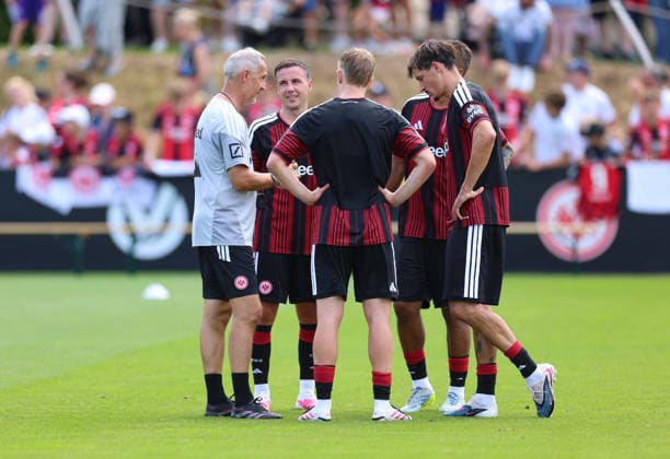 13.07.2026, Fussball Training, Eintracht Frankfurt, v.l., Trainer Adi Hütter (Eintracht Frankfurt) im Gespräck mit Mario Götze (Eintracht Frankfurt), Jonathan Burkardt (Eintracht Frankfurt), Timothy Chandler (Eintracht Frankfurt), Robin Koch (Eintracht Frankfurt) DFL DFB REGULATIONS PROHIBIT ANY USE OF PHOTOGRAPHS AS IMAGE SEQUENCES AND OR QUASI-VIDEO. xdcx *** July 13, 2026, Soccer Practice, Eintracht Frankfurt, from left: Coach Adi Hütter of Eintracht Frankfurt talking with Mario Götze of Eintracht Frankfurt, Jonathan Burkardt, Eintracht Frankfurt; Timothy Chandler, Eintracht Frankfurt; Robin Koch, Eintracht Frankfurt. DFL and DFB regulations prohibit any use of photographs as image sequences and or quasi-video. xdcx Copyright: HMBxMedia Claus