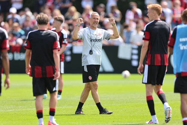 13.07.2026, Fussball Training, Eintracht Frankfurt, v.l., Trainer Adi Hütter (Eintracht Frankfurt) gibt Anweisungen, gestikuliert, mit den Armen gestikulieren, gives instructions, gesticulate DFL DFB REGULATIONS PROHIBIT ANY USE OF PHOTOGRAPHS AS IMAGE SEQUENCES AND OR QUASI-VIDEO. xdcx *** July 13, 2026, Soccer Practice, Eintracht Frankfurt, from left, Coach Adi Hütter of Eintracht Frankfurt gives instructions, gesticulates, waves his arms, gives instructions, gesticulates. DFL and DFB regulations prohibit any use of photographs as image sequences and or quasi-video. xdcx Copyright: HMBxMedia Claus