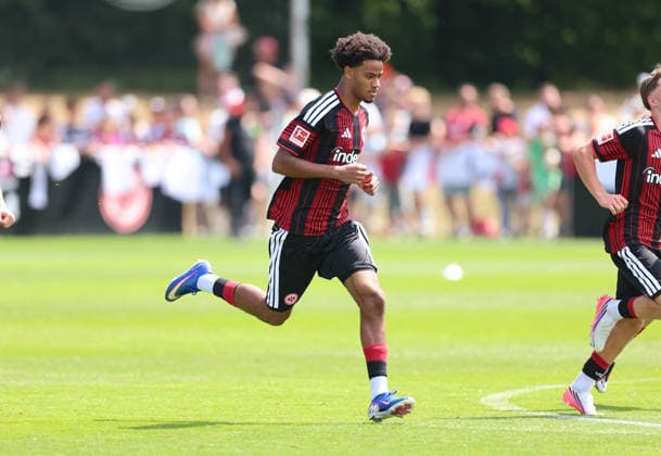 13.07.2026, Fussball Training, Eintracht Frankfurt, v.l., Malik Pimpong (Eintracht Frankfurt) DFL DFB REGULATIONS PROHIBIT ANY USE OF PHOTOGRAPHS AS IMAGE SEQUENCES AND OR QUASI-VIDEO. xdcx *** July 13, 2026, Soccer Practice, Eintracht Frankfurt, from left: Malik Pimpong, Eintracht Frankfurt. DFL and DFB regulations prohibit any use of photographs as image sequences and or quasi-video. xdcx Copyright: HMBxMedia Claus