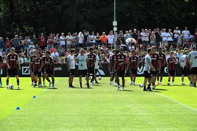 13.07.2026 xhpx Frankfurt am Main, Deutsche Bank Park Bundesliga Saison 2025 2026 Eintracht Frankfurt Training Die Mannschaft präsentiert sich vor den Zuschauern Fans DFL DFB REGULATIONS PROHIBIT ANY USE OF PHOTOGRAPHS AS IMAGE SEQUENCES AND OR QUASI-VIDEO. *** July 13, 2026 xhpx Frankfurt am Main, Deutsche Bank Park, Bundesliga Season 2025–2026, Eintracht Frankfurt Training: The team presents itself to the spectators and fans. DFL and DFB regulations prohibit any use of photographs as image sequences and or quasi-video.