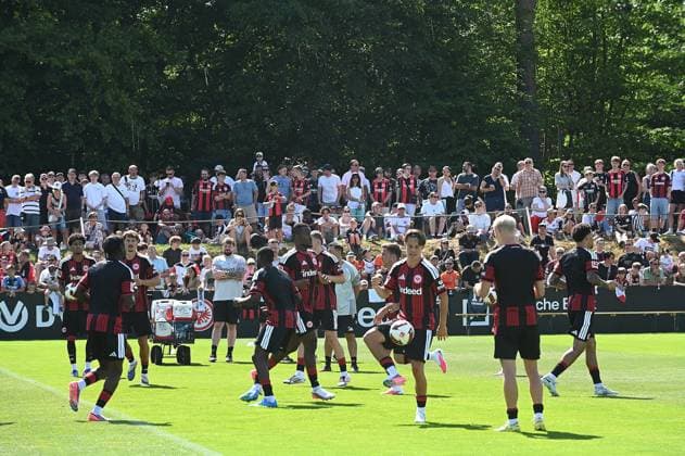 13.07.2026 xhpx Frankfurt am Main, Deutsche Bank Park Bundesliga Saison 2025 2026 Eintracht Frankfurt Training Die Mannschaft präsentiert sich vor den Zuschauern Fans DFL DFB REGULATIONS PROHIBIT ANY USE OF PHOTOGRAPHS AS IMAGE SEQUENCES AND OR QUASI-VIDEO. *** July 13, 2026 xhpx Frankfurt am Main, Deutsche Bank Park, Bundesliga Season 2025–2026, Eintracht Frankfurt Training: The team presents itself to the spectators and fans. DFL and DFB regulations prohibit any use of photographs as image sequences and or quasi-video.