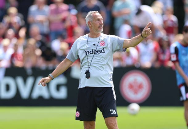 13.07.2026, Fussball Training, Eintracht Frankfurt, v.l., Trainer Adi Hütter (Eintracht Frankfurt) gibt Anweisungen, gestikuliert, mit den Armen gestikulieren, gives instructions, gesticulate DFL DFB REGULATIONS PROHIBIT ANY USE OF PHOTOGRAPHS AS IMAGE SEQUENCES AND OR QUASI-VIDEO. xdcx *** July 13, 2026, Soccer Practice, Eintracht Frankfurt, from left, Coach Adi Hütter of Eintracht Frankfurt gives instructions, gesticulates, waves his arms, gives instructions, gesticulates. DFL and DFB regulations prohibit any use of photographs as image sequences and or quasi-video. xdcx Copyright: HMBxMedia Claus
