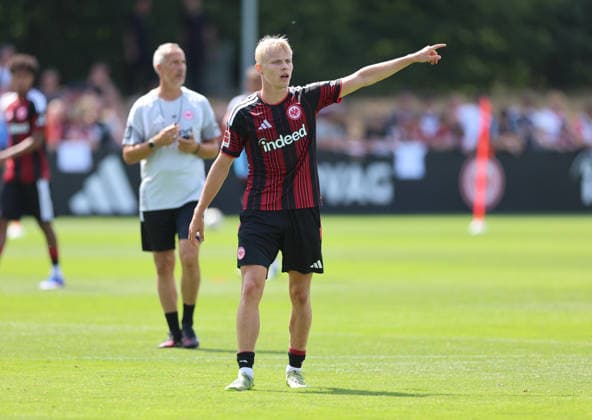 13.07.2026, Fussball Training, Eintracht Frankfurt, v.l., Oscar Hojlund (Eintracht Frankfurt) gibt Anweisungen, gestikuliert, mit den Armen gestikulieren, gives instructions, gesticulate DFL DFB REGULATIONS PROHIBIT ANY USE OF PHOTOGRAPHS AS IMAGE SEQUENCES AND OR QUASI-VIDEO. xdcx *** July 13, 2026, Soccer Practice, Eintracht Frankfurt, from left, Oscar Hojlund of Eintracht Frankfurt gives instructions, gesticulates, gestures with his arms, gives instructions, gesticulates DFL DFB REGULATIONS PROHIBIT ANY USE OF PHOTOGRAPHS AS IMAGE SEQUENCES AND OR QUASI-VIDEO xdcx Copyright: HMBxMedia Claus